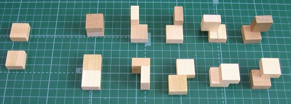 平板２枚(左)から作られるピース(右)