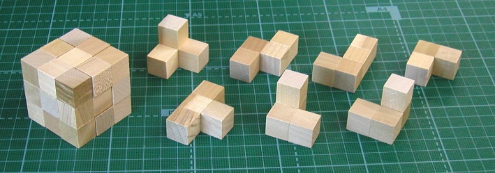 ソーマ・キューブの各片と、３×３×３の立方体に組んだもの